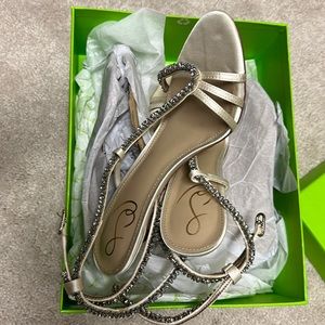 Worn once with my reception dress for my wedding! Great condition!